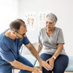 knee pain doctor checking patients knee problem